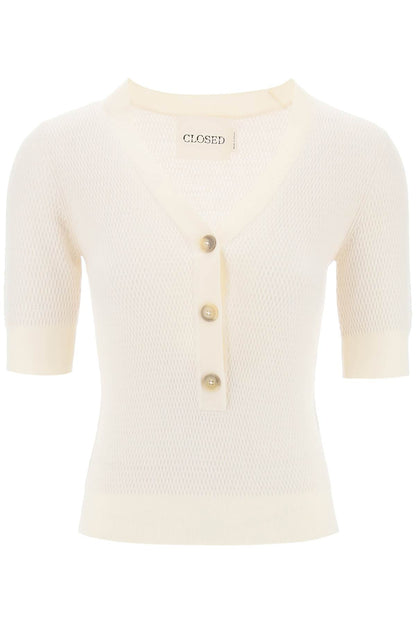 Closed knitted top with short sleeves