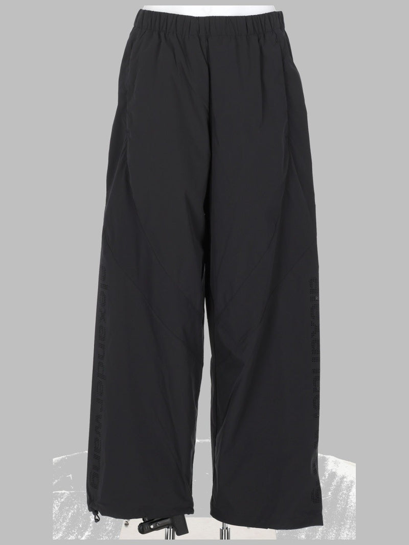 PANTALONE TRUCK CON LOGO TRAFORATO