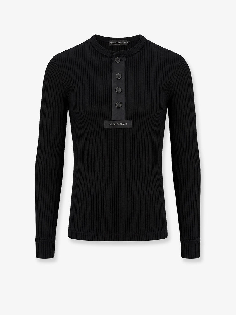 Ribbed cotton sweater with metal logo on the front