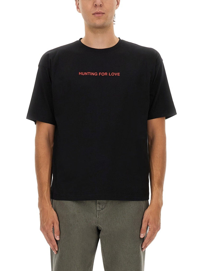 T-SHIRT WITH "HUNTING FOR LOVE" PRINT