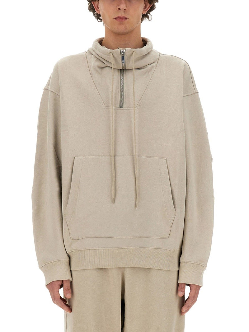 ZIP SWEATSHIRT.